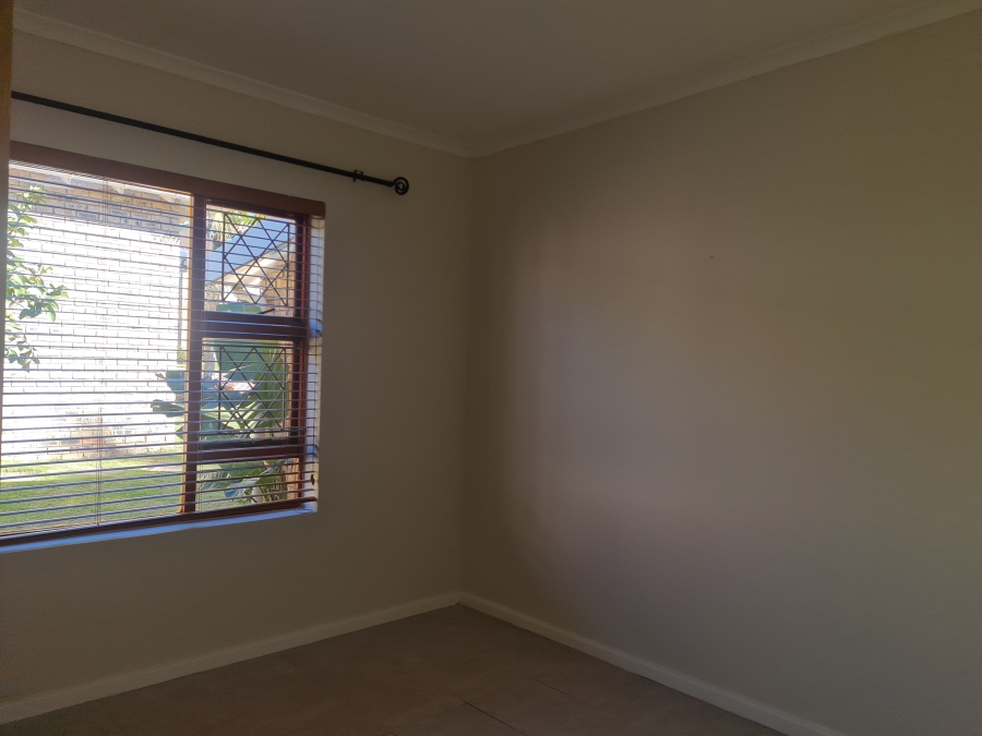 To Let 2 Bedroom Property for Rent in Wavecrest Eastern Cape
